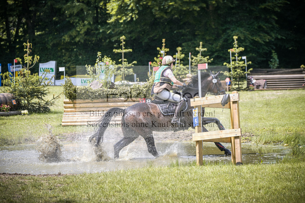 DOS_7218 | Entdecke hochwertige Reitturnierfotos von Foto Oger. Professionell, emotional und authentisch – jetzt Lieblingsmomente im Shop bestellen.Deutschlandweite Turnierfotografie. - Realisiert mit Pictrs.com