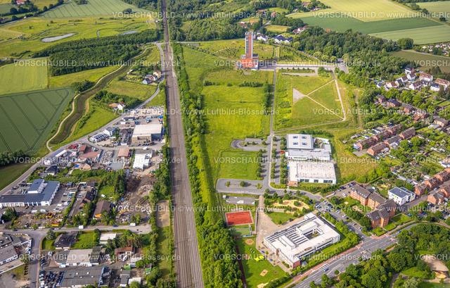 Boenen220601985 | Luftbild, Förderturm Bönen und Gelände der ehemaligen Zeche Königsborn Schachtanlage 3/4, Goethe Schule Bönen, Sporthalle und Hallenbad, Altenbögge, Bönen, Ruhrgebiet, Nordrhein-Westfalen, Deutschland