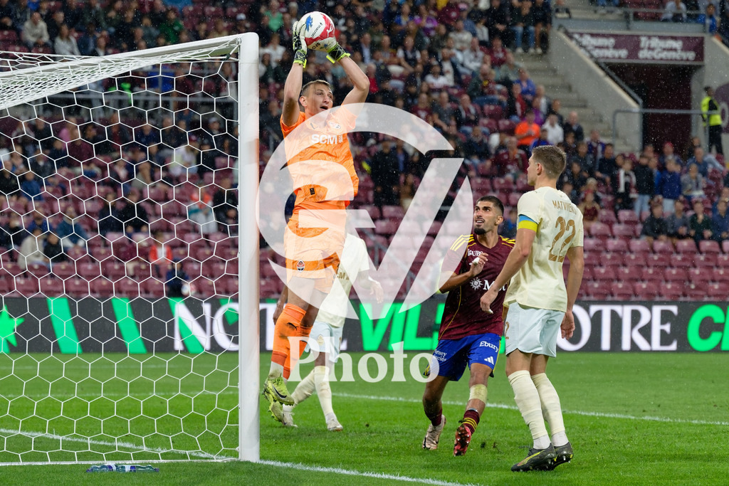 UEFA Conference League Play-offs 2nd leg - Servette FC v FC Shakhtar Donetsk | Guadalupe Porras Ayuso assistant referee makes a save under eyes of Alexis Antunes (10 Servette FC) and Mykola Matviyenko (22 FC Shakhtar Donetsk) during the UEFA Conference League Play-offs 2nd leg match between Servette FC and FC Shakhtar Donetsk at Stade de Geneve in Geneva, Switzerland