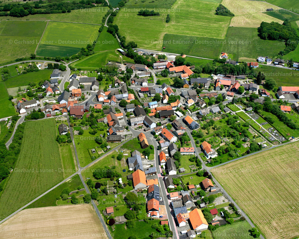 2614153 | HEIMERTSHAUSEN 09.06.2006 Landwirtschaftliche Nutzflächen und Feldgrenzen  umsäumen das Siedlungsgebiet des Dorfes in Heimertshausen im Bundesland Hessen, Deutschland // Agricultural land and field boundaries surround the settlement area of the village  in Heimertshausen in the state Hesse, Germany Foto: Gerhard Launer