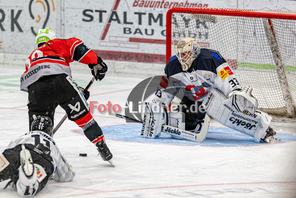 TSV Peißenberg Miners vs HC Landsberg Riverkings | Eishockey Bayernliga 2023/2024, TSV Peißenberg Miners vs HC Landsberg Riverkings,
Torschuss Sinan ONDÖRTOGLU (Miners 22),
2023-10-22 in Peißenberg (Eisstadion)
22 Sinan ONDÖRTOGLU (Miners 22), 33 Michael GÜßBACHER (HCL Goali 33), 11 Luka ULAMEC (HCL 11)
Copyright: WolfgangxLindner foto-lindner.de
