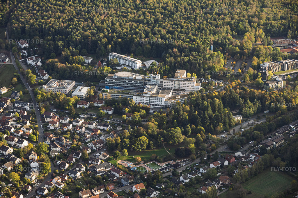 Luftbild: SRH Klinikum Karslbad-Langensteinbach aus Nordwesten im Ortsteil Langensteinbach in Karlsbad im Bundesland Baden-Württemberg in Deutschland. – Foto: IMG_160028.jpg vom 16.10.2026 durch Werner Riehm/FLY-FOTO.de – Auflösung des Originals: 6000 x 4000 px