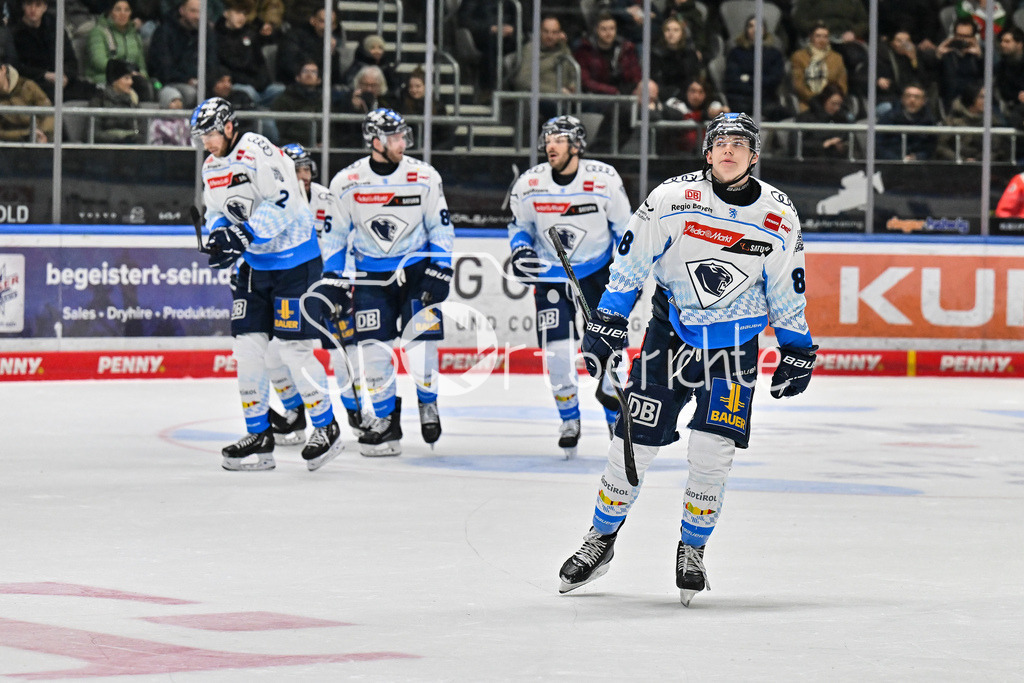 Augsburger Panther - ERC Ingolstadt | Jubel der Gaeste nach dem Treffer zum 2-5 druch Philipp KRAUSS (ERC Ingolstadt #8) /  Freude / Happy / Tor / Torschuetze / DEL: Augsburger Panther - ERC Ingolstadt, Curt Frenzel Stadion am 26.01.2025