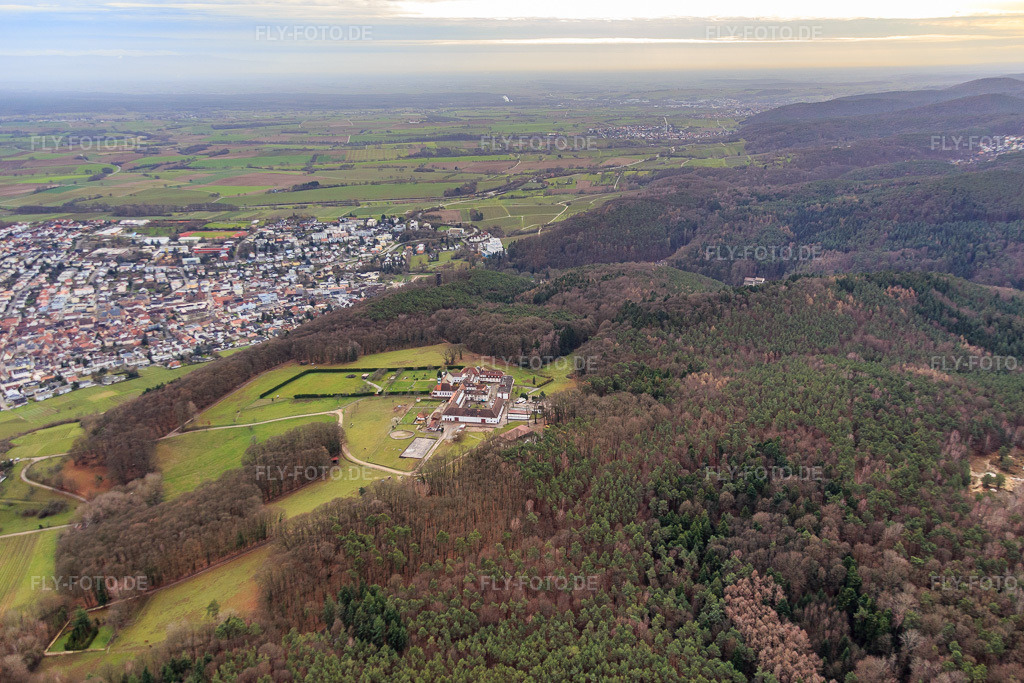 Luftbild: Pferedepension im Kloster Liebfrauenberg in Bad Bergzabern im Bundesland Rheinland-Pfalz in Deutschland. Foto: IMG_085711.jpg vom 08.01.2016 durch Werner Riehm/FLY-FOTO.de