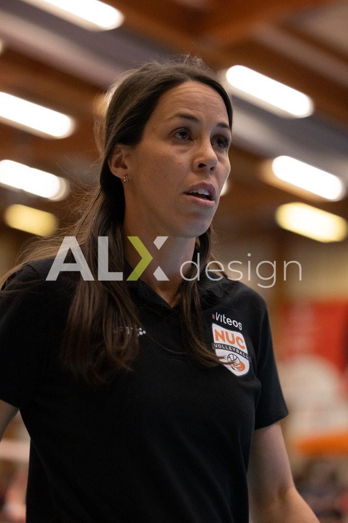 Volleyball I Frauen I Saison 2025-2026 I Volleyball NLA | Women I  Playoffs Finals 2/5 I  VC Kanti Schaffhausen - viteos NUC I  10.04.2026 | Laura Girolami (CH) (Viteos NUC) – Cheftrainer - Realisiert mit Pictrs.com
