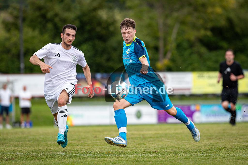SG Hungerbach I gegen TSV Feldafing | Fußball Herren Kreisklasse Gruppe 3 BFV Kreis Zugspitze, SG Hungerbach I gegen TSV Feldafing, 20250816,Dennis HARTMANN (Hungerbach 8) am Ball, in Aktion, 2025-08-16 in Oberhausen (Sportplatz Oberhausen), Dennis HARTMANN (Hungerbach 8), Burak SENEL (Feldafing 2), Copyright: WolfgangxLindner www.foto-lindner.de