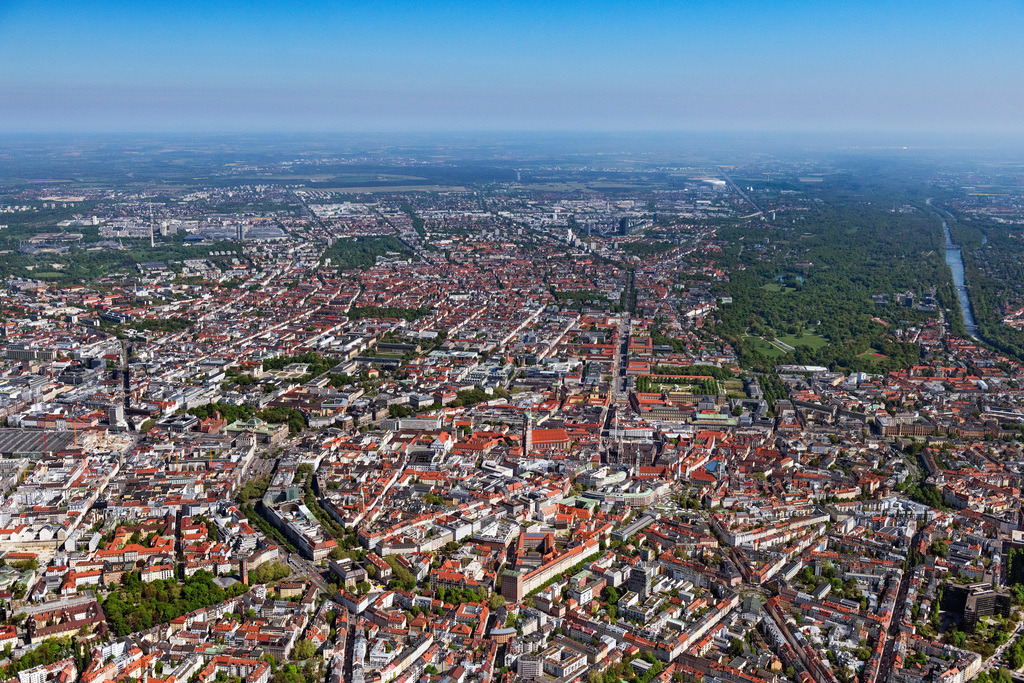 dr__0062919.jpg | MüNCHEN 29.04.2025 Stadtzentrum im Innenstadtbereich an der Marienplatz, Burgstraße im Ortsteil Altstadt in München im Bundesland Bayern, Deutschland. Weiterführende Informationen bei: Landeshauptstadt München. // The city center in the downtown area on street Marienplatz, Burgstrasse in the district Altstadt in Munich in the state Bavaria, Germany. Further information at: Landeshauptstadt Muenchen. Foto: Daniel Reiter