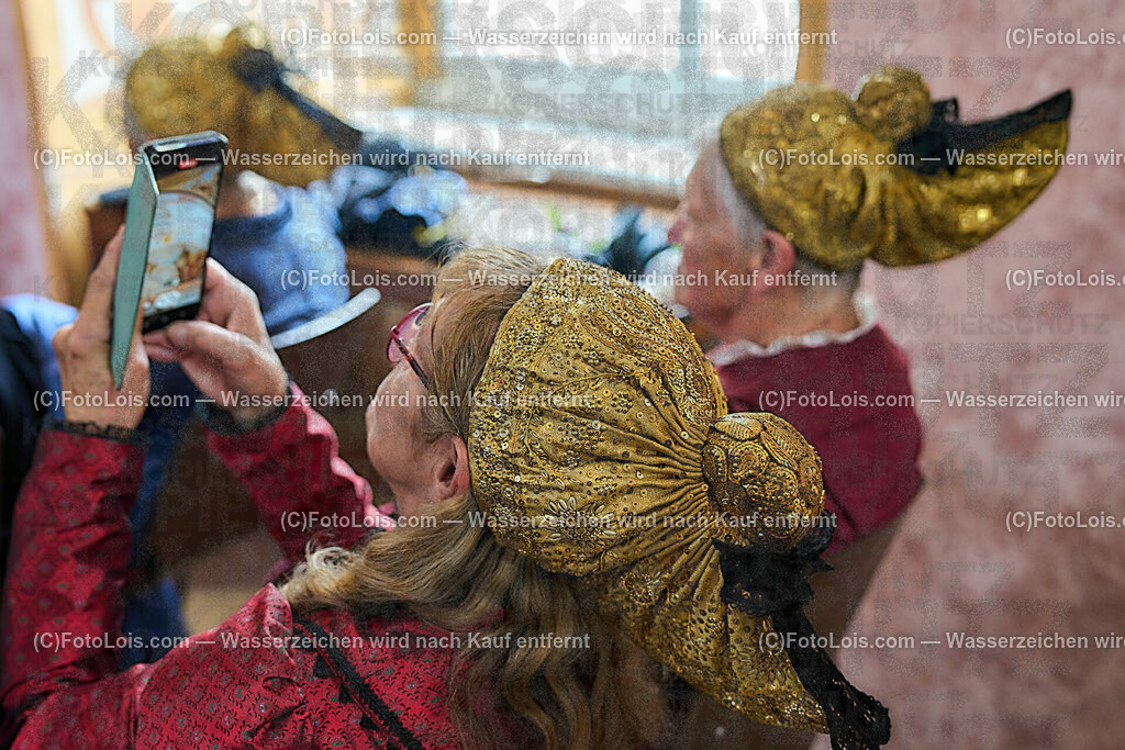 ALP0154_XXXIX_Chopin-Festival_Eroeffnung_Goldhaubengruppe Lackenhof | (C)FotoLois.com, Alois Spandl, XXXIX. internationales CHOPIN-Festival in der Kartause Gaming, Eröffnung des Festivals mit Einmarsch der Goldhaubengruppe Lackenhof mit der Musikkapelle Gaming sowie den Ehrengästen und Eröffnungsansprachen in der Barockbibliothek, Fr 4. August 2023.