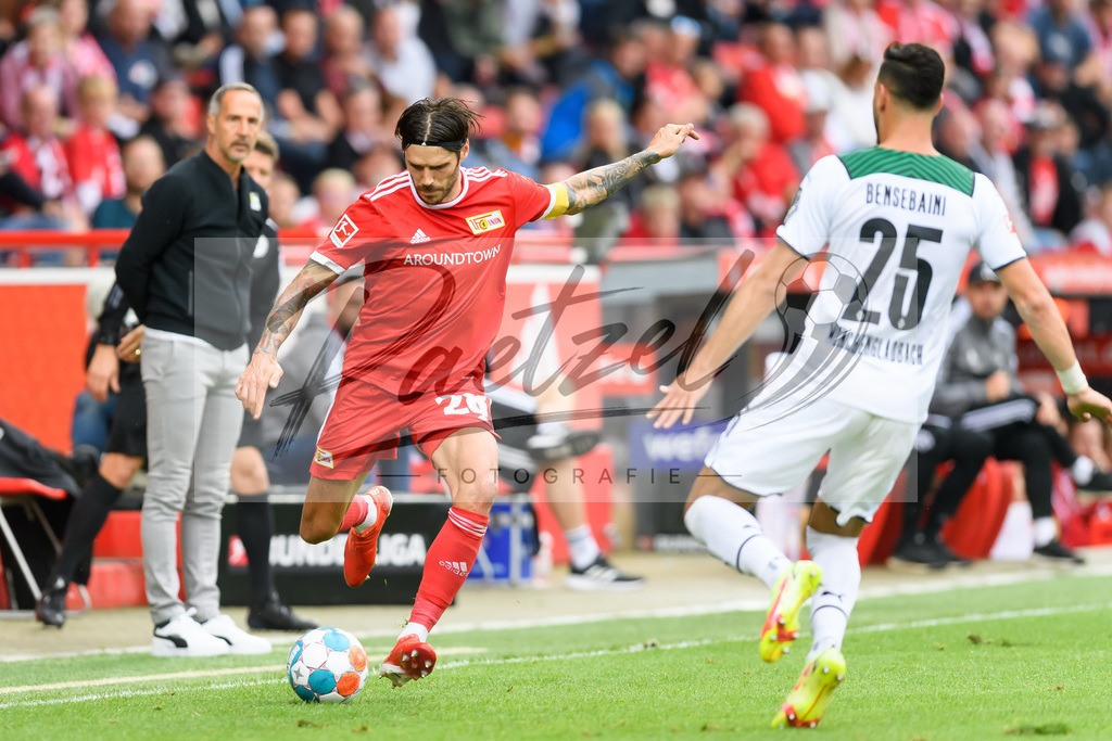 FCUBMG20210829_154 | Fussball, Herren: Christopher Trimmel (1.FC Union Berlin) in Aktion, am Ball, Einzelaktion beim Spiel der 1. Bundesliga zwischen 1. FC Union Berlin und Borussia Moenchengladbach im Stadion An der Alten Foersterei am 29.08.2021 in Berlin, Deutschland. - Realisiert mit Pictrs.com