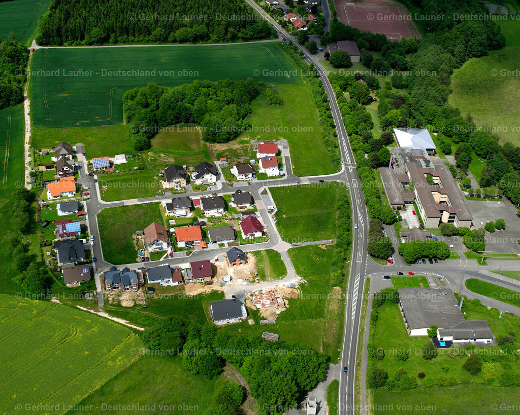 2614305 | NIEDER-OHMEN 09.06.2006 Wohngebiet einer Einfamilienhaus- Siedlung  in Nieder-Ohmen im Bundesland Hessen, Deutschland // Single-family residential area of settlement  in Nieder-Ohmen in the state Hesse, Germany Foto: Gerhard Launer