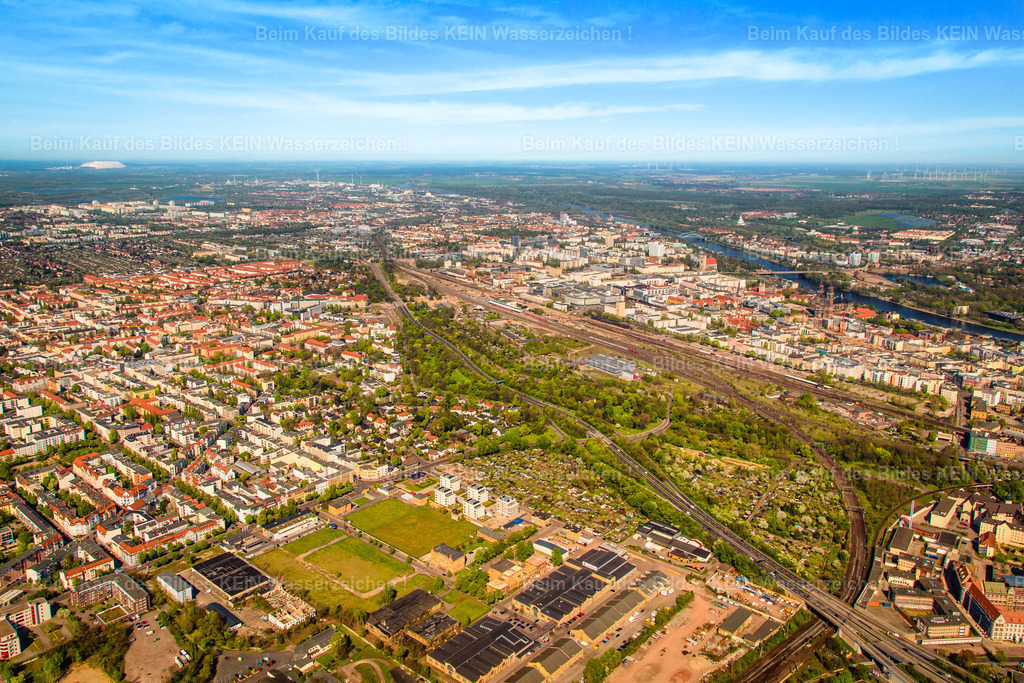 Magdeburg Kauflandgelände Liebknechtstraße Glacies Statdfeld-9183 | Diese eindrucksvolle Luftaufnahme aus dem Tragschrauber zeigt den Magdeburger Stadtteil Stadtfeld aus großer Höhe. Im Mittelpunkt befinden sich das Kauflandgelände und die Liebknechtstraße, die das Stadtquartier maßgeblich prägen. Die weitläufige Parkanlage Glacis sorgt für einen reizvollen Kontrast zwischen urbaner Bebauung und großzügigen Grünflächen. Die Bundesstraße B71 führt als markante Verkehrsachse durch das Bild, während sich im Hintergrund die Magdeburger Innenstadt mit ihrer charakteristischen Skyline erhebt. Die Aufnahme vermittelt eindrucksvoll die harmonische Verbindung von Wohnen, Verkehr, Natur und Stadtleben.Gerade solche großflächigen Übersichtsaufnahmen eignen sich hervorragend für einen individuell gestalteten Luftbildkalender. Ob der eigene Unternehmensstandort, ein vertrauter Stadtteil oder markante Stadtansichten – aus einem Luftbildarchiv mit über 1.000 Aufnahmen können Sie Ihre persönlichen Wunschmotive frei auswählen und zu einem einzigartigen Kalender zusammenstellen.So entsteht ein hochwertiger Firmenkalender mit persönlichem und regionalem Bezug. Sie bestimmen die Motivauswahl, ich übernehme die professionelle Gestaltung und Umsetzung. Die individuelle Zusammenstellung Ihres Kalenders gehört selbstverständlich zum Service und ist ohne zusätzliche Kosten möglich. - Realisiert mit Pictrs.com