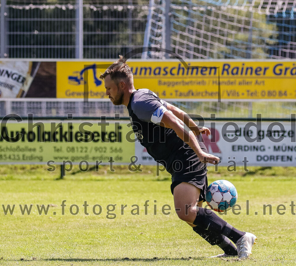 2023-08-12_088_FC_Langengeisling_gegen_ESV_Freilassing | Erding, Deutschland, 12.08.2023:
Fußball, Bezirksliga Oberbayern Ost 2023 / 2024, 4. Spieltag, FC Langengeisling gegen ESV Freilassing, Endergebnis: 2:1

Hannes Dornauer (FC Langengeisling, #33)

Foto: Christian Riedel / fotografie-riedel.net