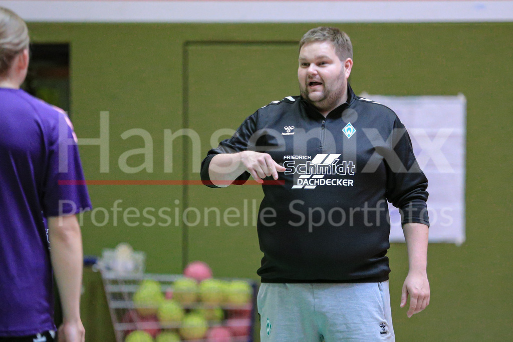 Handball, 2. Bundesliga Frauen, Training SV Werder Bremen | v.li.: Timm Dietrich (Trainer, Cheftrainer, SV Werder Bremen) gibt Anweisungen, gestikuliert, mit den Armen gestikulieren, Portrait, Nahaufnahme, Einzelfoto, Einzelbild