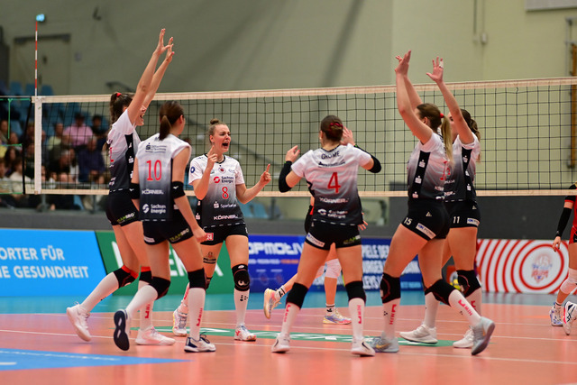 Volleyball I Frauen I Saison 2025-2026 I Bundesliga I 5. Spieltag I ETV Hamburger Volksbank Volleys - Dresdner SC I 10165 | Jubel, Begeisterung, Enthusiasmus, Euphorie, Freude, Glücksgefühl, Heiterkeit bei: Dresdner SC Frauen - Realisiert mit Pictrs.com