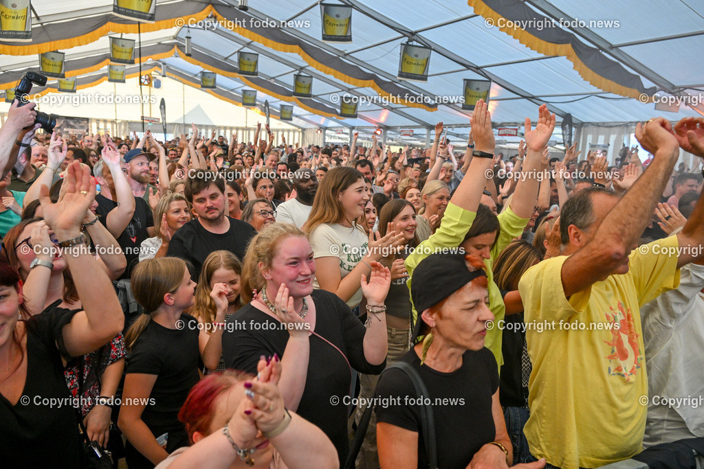 Schloss Eggenberg Josh_ 24.06.2023-8 | 24.06.2023, Eggenberg, AUT, Brauereifest 2023, im Bild Josh in Concert auf Schloss Eggenberg, Zuschauer, Besucher, Fans
