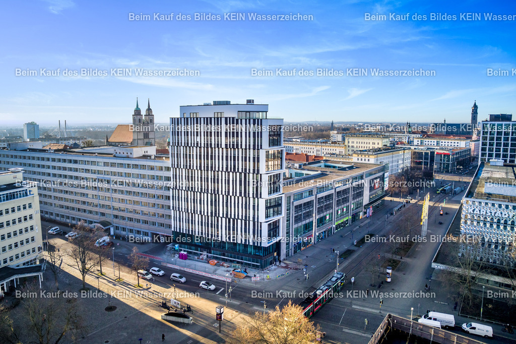 MWG_1_März_2025-0027 | Die Luftaufnahme aus der Drohne zeigt das fertiggestellte MWG-Forum, die neue Unternehmenszentrale der Magdeburger Wohnungsgenossenschaft MWG. Klare Linien, großzügige Glasflächen und eine offene Gestaltung prägen die moderne Verwaltungsarchitektur. Die Aufnahme zeigt eindrucksvoll das Ergebnis des Bauprojekts. Die Serie dokumentiert die Entwicklung vom Rohbau bis zur fertiggestellten Unternehmenszentrale und entstand im Rahmen eines Auftrags zur regelmäßigen fotografischen Begleitung des Bauvorhabens. Die Aufnahme ist Teil des Mitteldeutschen Bildarchivs von Luftbildfotograf Steffen Lehmann. - Realisiert mit Pictrs.com