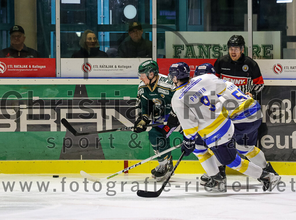2026-01-09_083_TSV_Erding_gegen_Stuttgart_Rebels | Erding, Deutschland, 09.01.2026:Eishockey, Oberliga Süd 2025 / 2026, 35. Spieltag, TSV Erding gegen Stuttgart Rebels, Endergebnis: Dennis Miller (Erding Gladiators, #61), Daniel Pronin (Stuttgart Rebels, #9)Foto: Christian Riedel / fotografie-riedel.net