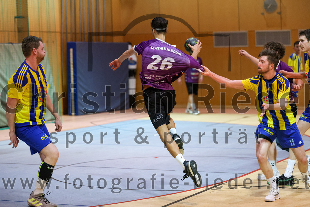 2023-03-11_059_SpVgg_Altenerding_gegen_SSG_Metten | Erding, Deutschland, 11.03.2023:
Handball, Bezirksoberliga Männer 2022 / 2023, 17. Spieltag, SpVgg Altenerding gegen SSG Metten, Endergebnis: 26:22

Sebastian Klima (SSG Metten, #93), Luis Leitner (SpVgg Altenerding, #26), Jan Friedrich (SSG Metten, #11)

Foto: Christian Riedel / fotografie-riedel.net