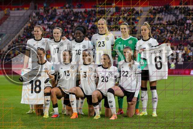 Deutschland vs Frankreich - Halbfinale - UEFA Women's Nations League | Düsseldorf, Deutschland, 24.10.25:   Teamfoto der deutschen Nationalmannschaft mit Trikots von Giovanna Hoffmann und Lena Oberdorfhintere Reihe von links: Sjoeke Nüsken ( Deutschland ), Franziska Kett ( Deutschland ), Nicole Anyomi ( Deutschland ), Camilla Küver ( Deutschland ), Stina Johannes ( Deutschland ), Giulia Gwinn ( Deutschland )vordere Reihe von Links: Klara Bühl ( Deutschland ), Carlotta Wamser ( Deutschland ), Kathrin Hendrich ( Deutschland ), Elisa Senß ( Deutschland ), Jule Brand ( Deutschland ) waehrend des Halbfinals der UEFA Women's Nations League zwischen Deutschland vs Frankreich in der Merkur-Spiel-Arena(Foto von Brauer-Fotoagentur / Adrian Schlueter)