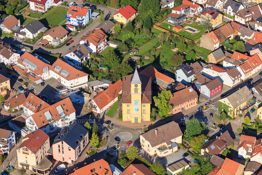 Luftbild: Ludwigskirche im Ortsteil Langensteinbach in Karlsbad im Bundesland Baden-Württemberg in Deutschland. Foto: IMG_45115.jpg vom 21.09.2011 durch Werner Riehm/FLY-FOTO.deAuflösung des Originals: 4752 x 3168 px