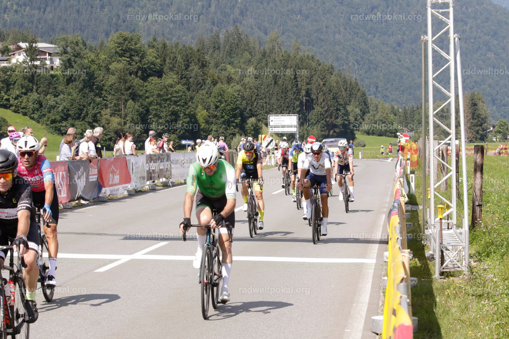 1021_20230817_Bewerb_Maenner_Muehlanger | AUT - OESTERREICH, 2023-08-16: SPORT RENNRAD-FAHREN - 55. INTERNATIONALER RADWELTPOKAL IN ST. JOHANN IN TIROL  - Vintage-Radrennen mit WM-Bronze-Medaillen-Siegerin Christina Schweinberger, den Teilnehmer und Alexander Baumann (vom Orginastions-Team) - TAG 2 BEWERB MAENNER IN SECHS GRUPPEN  ; Foto: Roland Muehlanger