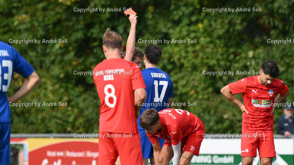 SpVg Eidertal Molfsee vs Inter Türkspor Kiel | Gelb-Rote Karte durch Schiedsrichter Oskar Kühle gegen Leif Celik (Molfsee #17) / Fußball-Landesliga Schleswig Männer 2026/2027 / SpVg Eidertal Molfsee vs Inter Türkspor Kiel / Platz A / Molfsee / 03.10.26 - Realisiert mit Pictrs.com
