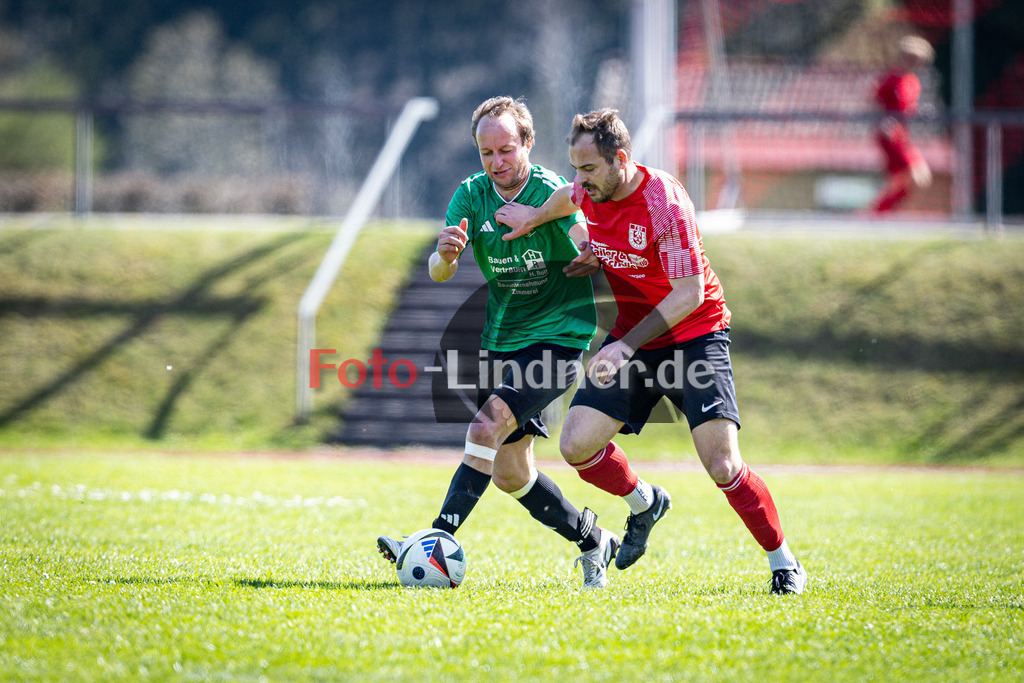 TSV Peißenberg gegen Lenggrieser SC | Fußball Herren Kreisliga Gruppe 1 Zugspitze 2025/26 19. Spieltag, TSV Peißenberg gegen Lenggrieser SC, 20260411,Zweikampf,2026-04-11 in Peißenberg (Sportzentrum Peißenberg, Platz 1), Jakob GERG (Lenggries SC 8), Maximilian HOHENADEL (TSV Peißenberg 11)Copyright: WolfgangxLindner www.foto-lindner.de