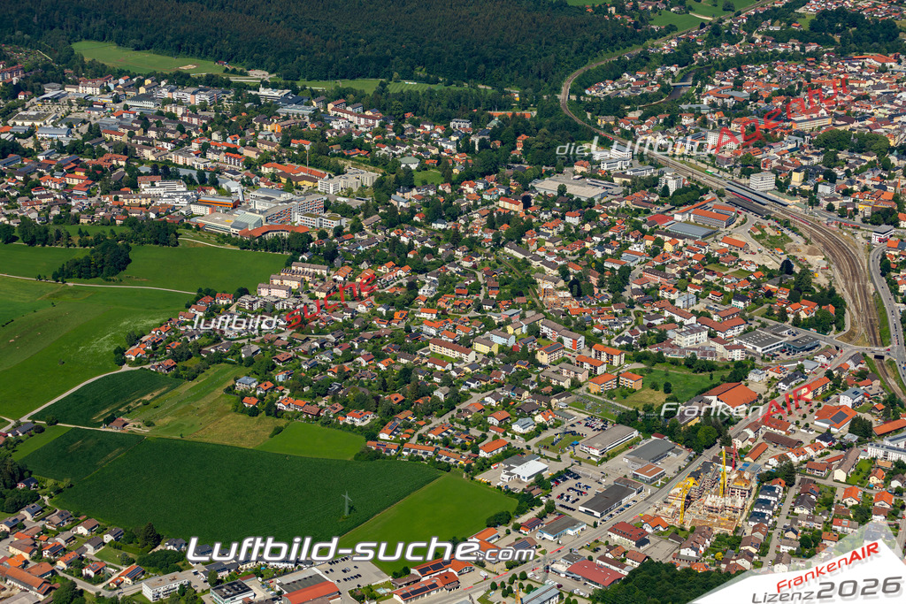 Aktuelles Luftbild von Traunstorf Traunstein - Die Luftaufnahme wurde 2022 mittels UL-Flugzeug erstellt ( keine Drohne ) - hochauflösende Kamera-Systeme von  Canon -Beste Qualität - Für grossformatige Ausdrucke geeignet. Die Geschenkidee !