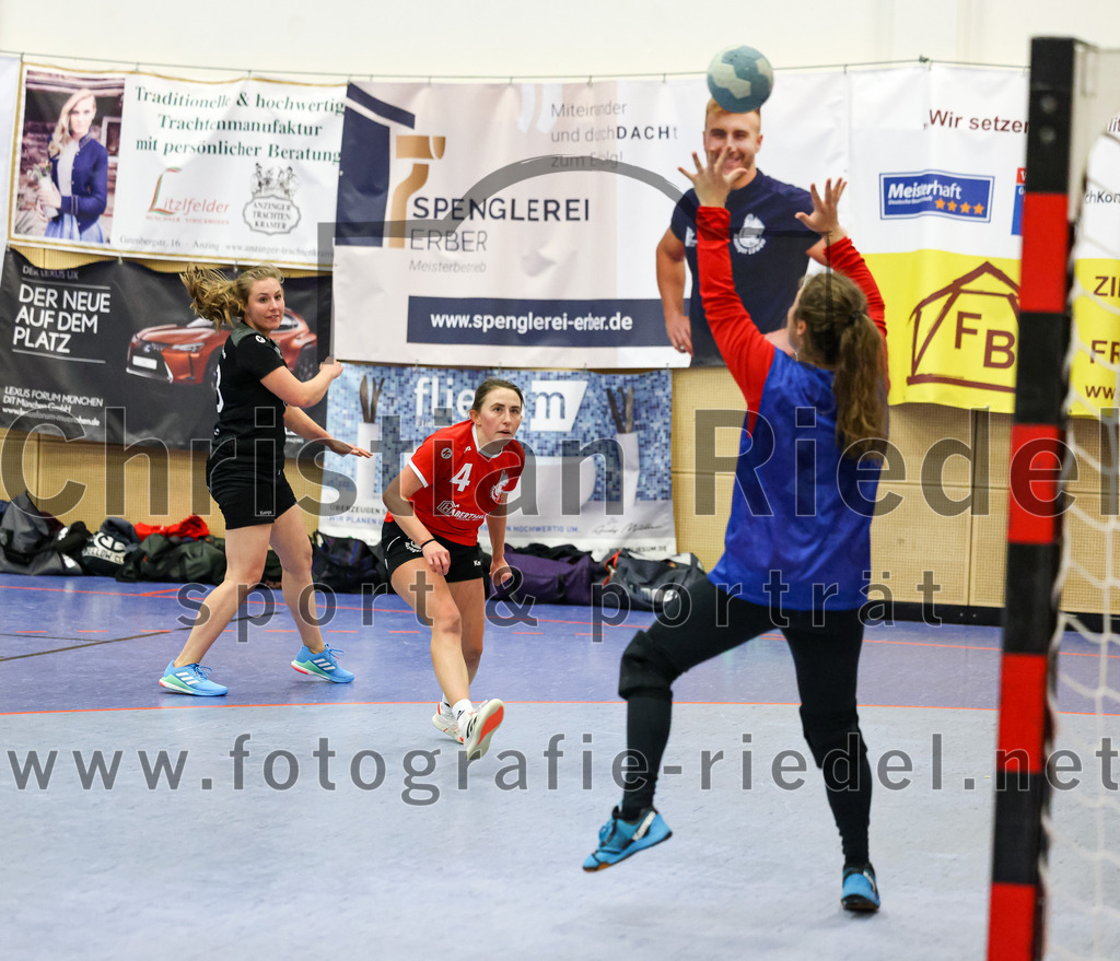2022-12-04_045_SV_Anzing_gegen_TSV_Uebersee | Anzing, Deutschland, 04.12.2022:
Handball, Bezirksliga 2022 / 2023, 8. Spieltag, SV Anzing gegen TSV Übersee, Endergebnis: 29:24

Christina Huber (TSV Übersee, #13), Louisa Böhm (SV Anzing, #4), Magdalena Lucke (TSV Übersee, #21)

Foto: Christian Riedel / fotografie-riedel.net