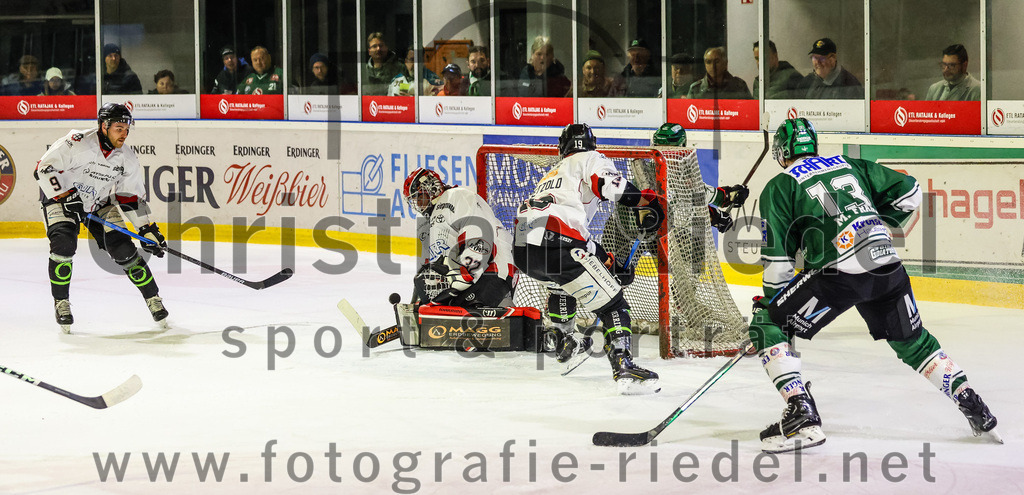 2023-11-12_119_TSV_Erding_gegen_EHC_Koenigsbrunn | Erding, Deutschland, 12.11.2023:
Eishockey, Bayernliga Vorrunde 2023 / 2024, 9. Spieltag, TSV Erding gegen EHC Königsbrunn, Endergebnis: 3:2

Torwart Stefan Vajs (EHC Königsbrunn, #32), Michael Franz (Erding Gladiators, #13)

Foto: Christian Riedel / fotografie-riedel.net