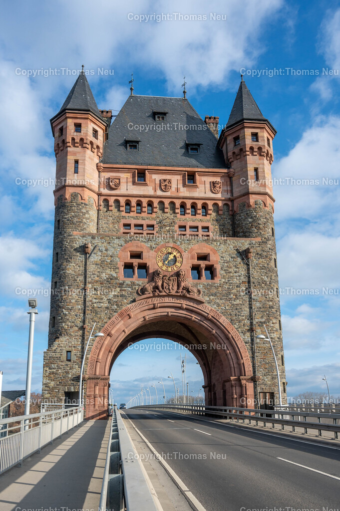 Nibelungenbruecke_Worms__Thomas_Neu_Fotografie-27 | Die Nibelungenbrücke verbindet die rheinland-pfälzische Stadt Worms über den Rhein mit den hessischen Städten Lampertheim und Bürstadt.Nachdem bei Worms der Fährbetrieb urkundlich seit dem Jahr 858 belegt ist, entstand die erste Schiffsbrücke im Jahr 1855. Die erste feste Brücke über den Rhein war von 1900 bis 1945 die Ernst-Ludwig-Brücke. Die im Zweiten Weltkrieg zerstörte Brücke wurde als Nibelungenbrücke (heute „alte“ Nibelungenbrücke genannt) von 1951 bis 1953 wieder aufgebaut.Die Nibelungenbrücke in Worms ist eine der wichtigsten Rheinquerungen der Region und prägt mit ihrem markanten Brückenturm das Stadtbild. Der Turm, ursprünglich als repräsentatives Stadttor zur Nibelungensage gestaltet, gilt bis heute als eines der bekanntesten Wahrzeichen von Worms. Die Brücke verbindet das rheinhessische und rheinland-pfälzische Ufer und bietet beeindruckende Ausblicke auf den Rhein, die Wormser Innenstadt und die umliegende Landschaft. Durch ihre besondere Architektur und historische Bedeutung ist die Nibelungenbrücke ein beliebtes Motiv für Fotografen und Besucher.,, Bild: Thomas Neu
