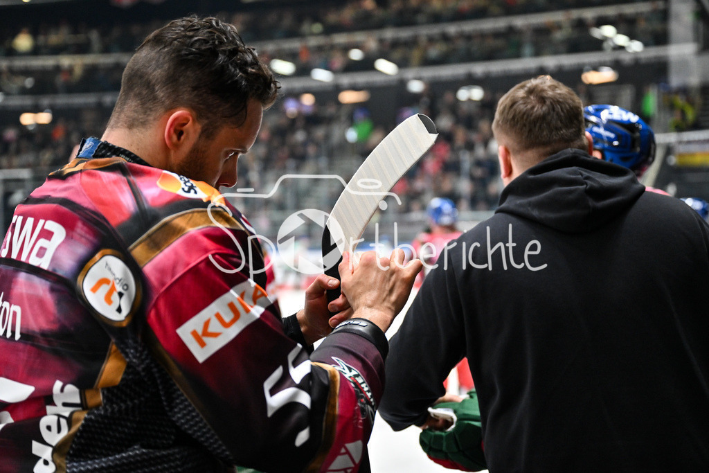 Augsburger Panther - Dresdner Eislöwen | AUGSBURG, DEUTSCHLAND - 06. MÄRZ: im Bild Ryan BUTTON (Augsburger Panther 55) der neues Tape an seinen Schläger klebt während dem Match zwischen den Augsburger Panthern und den Dresdner Eislöwen am 49. Spieltag der Penny DEL im Curt Frenzel Stadion