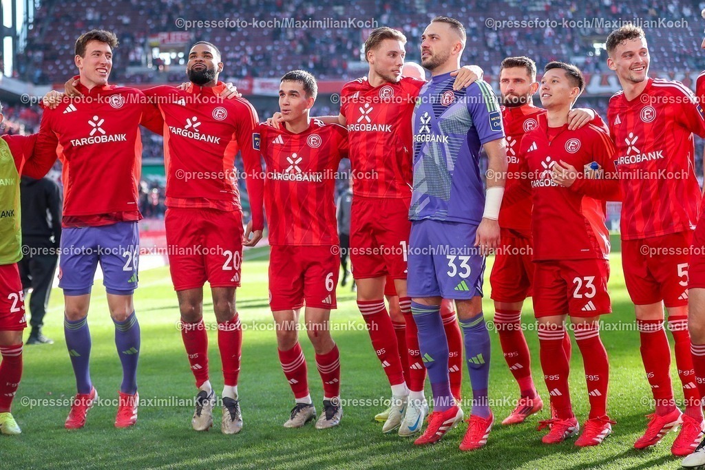 1FC23022502287 | 23.02.2025, Fußball, 1. FC Köln - Fortuna Düsseldorf, 2.. Fußball Bundesliga, 23. Spieltag, RheinEnergie-STADION, Saison 2024 2025: Abschlussjubel Fortuna nach dem 1:1 gegen Köln. Torwart Florian Schock (Fortuna Düsseldorf #26), Jamil Siebert (Fortuna Düsseldorf #20), Giovanni Haag (Fortuna Düsseldorf #6), Jona Niemiec (Fortuna Düsseldorf #18), Torwart Florian Kastenmeier (Fortuna Düsseldorf #33), Shinta Appelkamp (Fortuna Düsseldorf #23), Moritz Heyer (Fortuna Düsseldorf #5) DFB regulations prohibit any use of photographs as image sequences and or quasi-video.