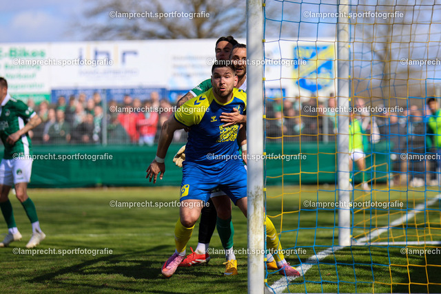 Fußball I Herren I Saison 2025-2026 I SHFV-Lotto-Pokal I Halbfinale I SV Todesfelde - VfB Lübeck 057 | Morten Liebert (11, SV Todesfelde) blockt die Sicht von Phillip Diestel (7, VfB Lübeck) - Realisiert mit Pictrs.com