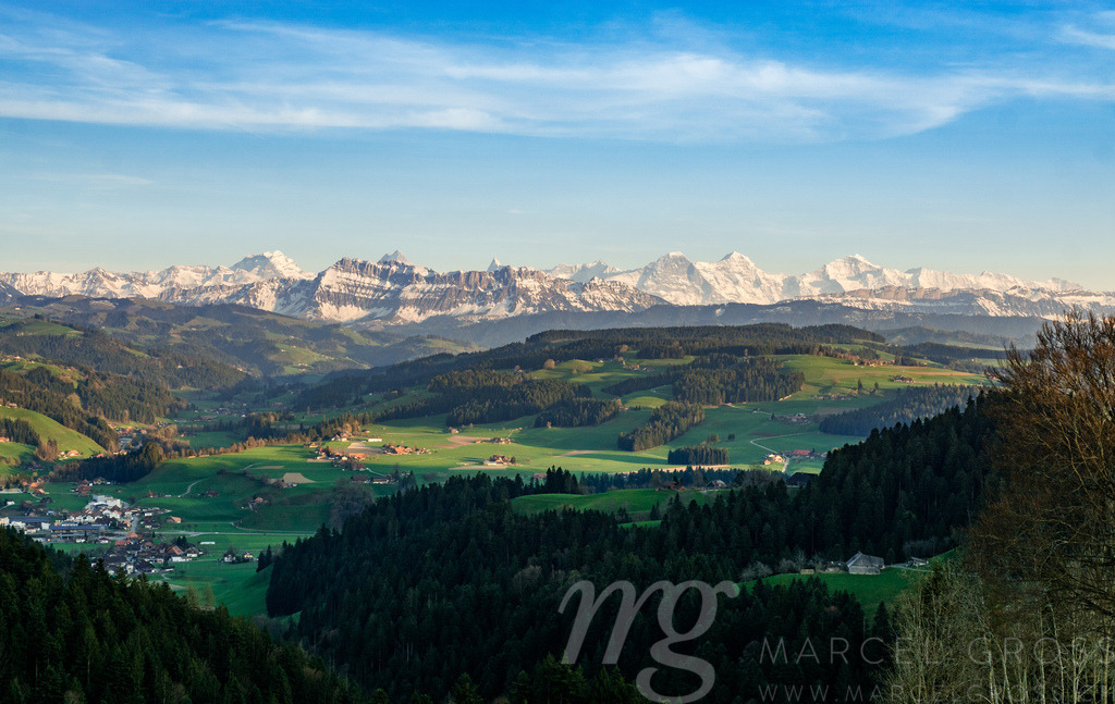 Blick Richtung Berner Alpen von der Moosegg | Die ideale Geschenkidee für Naturliebhaber. Naturbilder von Marcel Gross Photography für ihr Zuhause in den verschiedensten Formaten und Materialien. - Realisiert mit Pictrs.com