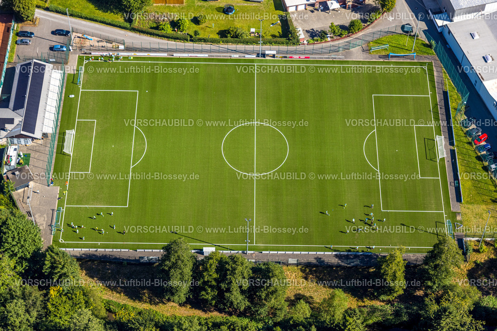 Lennestadt250811701 | Luftbild, Trainingsspiel auf dem Sportplatz Fußballstadion Zur Lehmkuhle des FC 1919 Langenei-Kickenbach e.V., Langenei, Lennestadt, Sauerland, Nordrhein-Westfalen, Deutschland