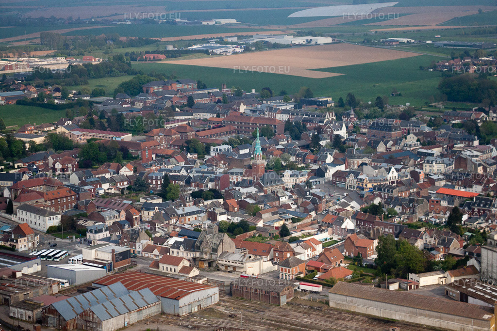 Vue aérienne: Vue de la ville à Avesnes-lès-Bapaume dans le département Pas de Calais, France. Photo: IMG_40069.jpg prise le 17/04/2011 par Werner Riehm/FLY-FOTO.eu – Résolution de l'original: 4752 x 3168 px