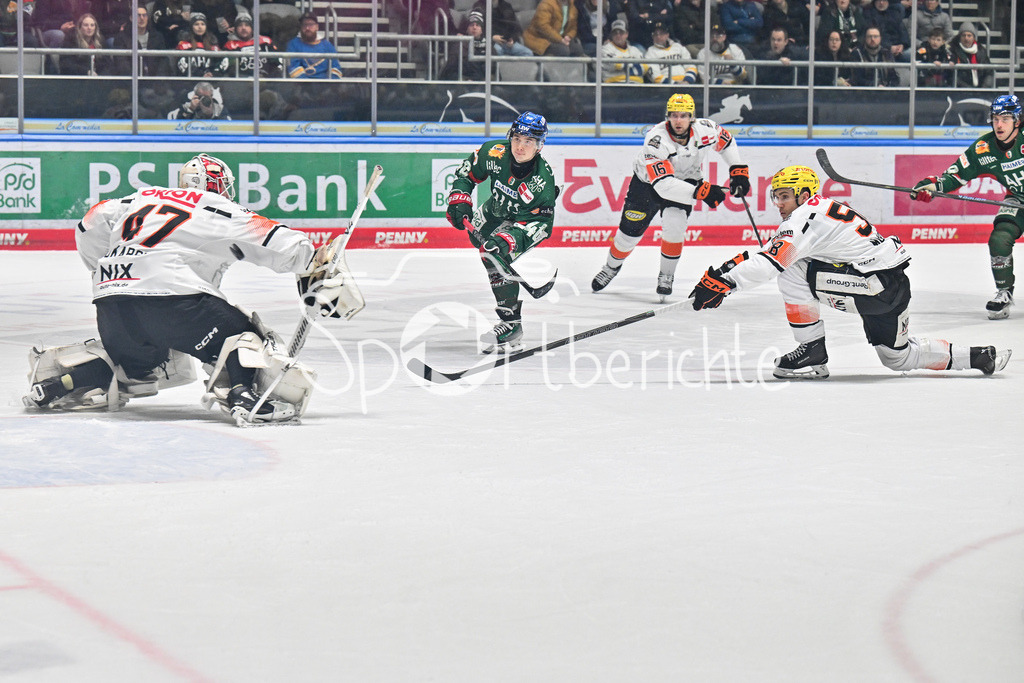 Augsburger Panther - Löwen Frankfurt | AUGSBURG, GERMANY - 16. JANUARY: der Schuss von Moritz ELIAS (Augsburger Panther 46) geht über das Tor während dem Match zwischen den Augsburger Panthern und den Löwen Frankfurt am 40. Spieltag der penny DEL im Curt Frenzel Stadion
