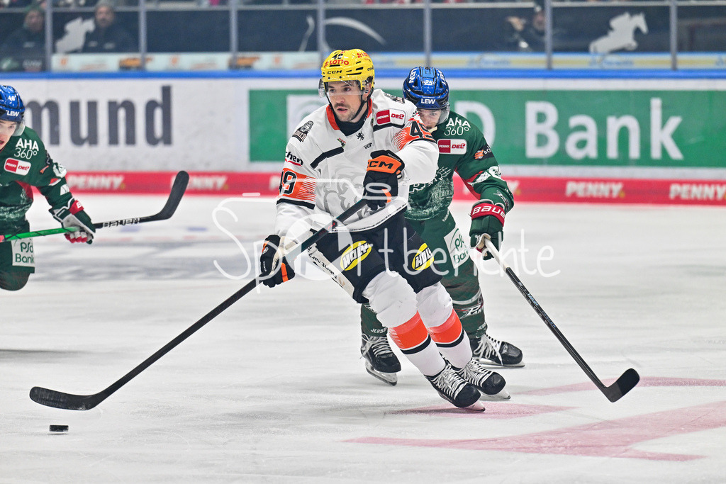 Augsburger Panther - Löwen Frankfurt | im Duell Micahel JOYAUX (Löwen Frankfurt 49) und Christian HANKE (Augsburger Panther 25) beim match zwischen den Augsburger Panthern und den Löwen Frankfurt am 8. Spieltag der Penny DEL im Curt Frenzel Stadion am 19.10.2025