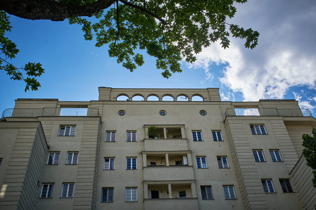 Im Innenhof des Karl-Seitz-Hof | Wien, Austria - May 02, 2020: Wiener Wohnen; Im Innenhof des Karl-Seitz-Hof. - Realisiert mit Pictrs.com