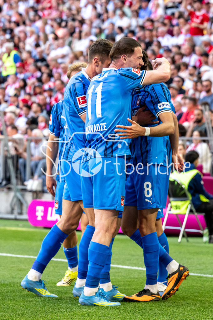 FC Bayern München - 1. FC Heidenheim | MUNICH, GERMANY - 02. MAI: Jubel der Gäste nach dem Treffer zum 0-2 durch Eren Sami DINKCI (1. FC Heidenheim 8) während dem Bundesligamatch zwischen dem FC Bayern München und dem 1. FC Heidenheim am 32. Spieltag in der Allianz Arena / DFL REGULATIONS PROHIBIT ANY USE OF PHOTOGRAPHS AS IMAGE SEQUENCES AND/OR QUASI-VIDEO