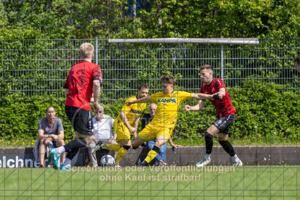 20250427_150546_0132 | #,TSV Bad Boll (rot) vs. SV Waldhausen (gelb), Fussball, Landesliga 2 - wfv, 24. Spieltag, Saison 2024/2025, Rasenplatz, Erlengarten 37, 73087 Bad Boll, 27.04.2025 - 15:00 Uhr,Foto: PhotoPeet-Sportfotografie/Peter Harich