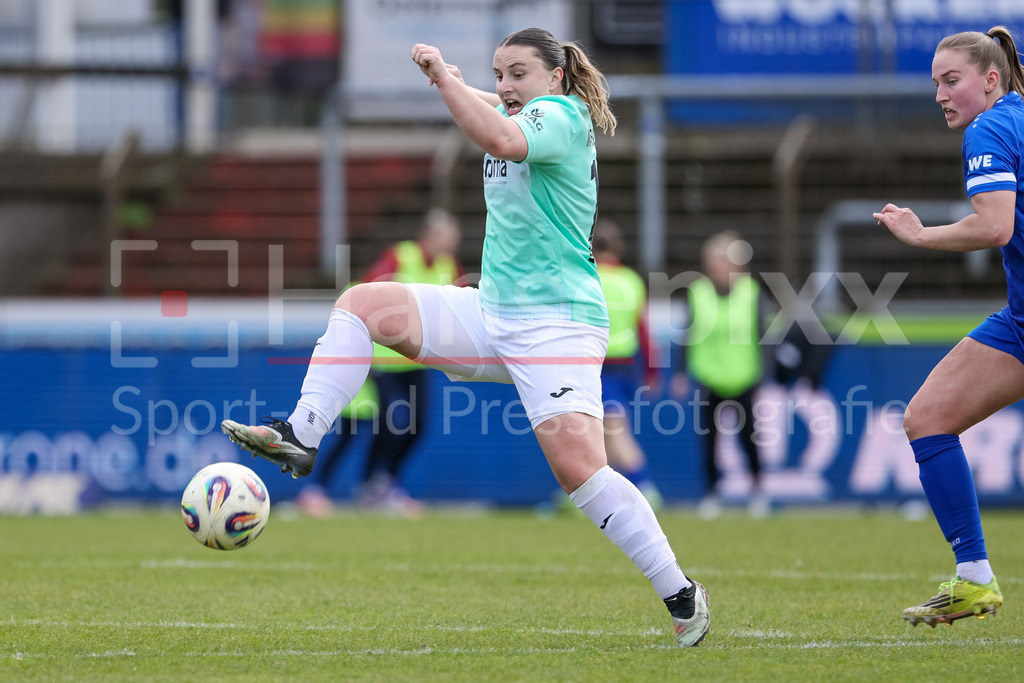 Fussball, 2. Frauen-Bundesliga, SV Meppen - SC Sand | Julia Matuschewski (SC Sand, 10) am Ball, Einzelbild, Ganzkörper, Aktion, Action, Spielszene, DIE DFB-RICHTLINIEN UNTERSAGEN JEGLICHE NUTZUNG VON FOTOS ALS SEQUENZBILDER UND/ODER VIDEOÄHNLICHE FOTOSTRECKEN. DFB REGULATIONS PROHIBIT ANY USE OF PHOTOGRAPHS AS IMAGE SEQUENCES AND/OR QUASI-VIDEO.