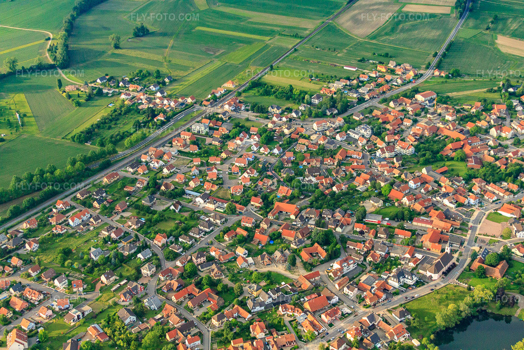 Aerial view: Rue du Chemin de Fer in Kilstett in the state Bas-Rhin, France. – Photo: IMG_28868.jpg taken on 06/14/2010 by Werner Riehm/FLY-FOTO.com – Resolution of the original: 4752 x 3168 px