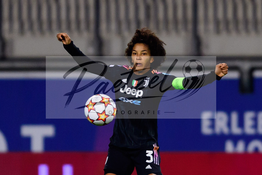 WOBJUV20211118_156 | Fussball, Frauen: Sara Gama (Juventus FC) in Aktion, am Ball, Einzelaktion bei dem Spiel der UEFA Women´s Champions League zwischen VfL Wolfsburg und Juventus Turin im AOK-Stadion am 18.11.2021 in Wolfsburg, Deutschland. - Realisiert mit Pictrs.com