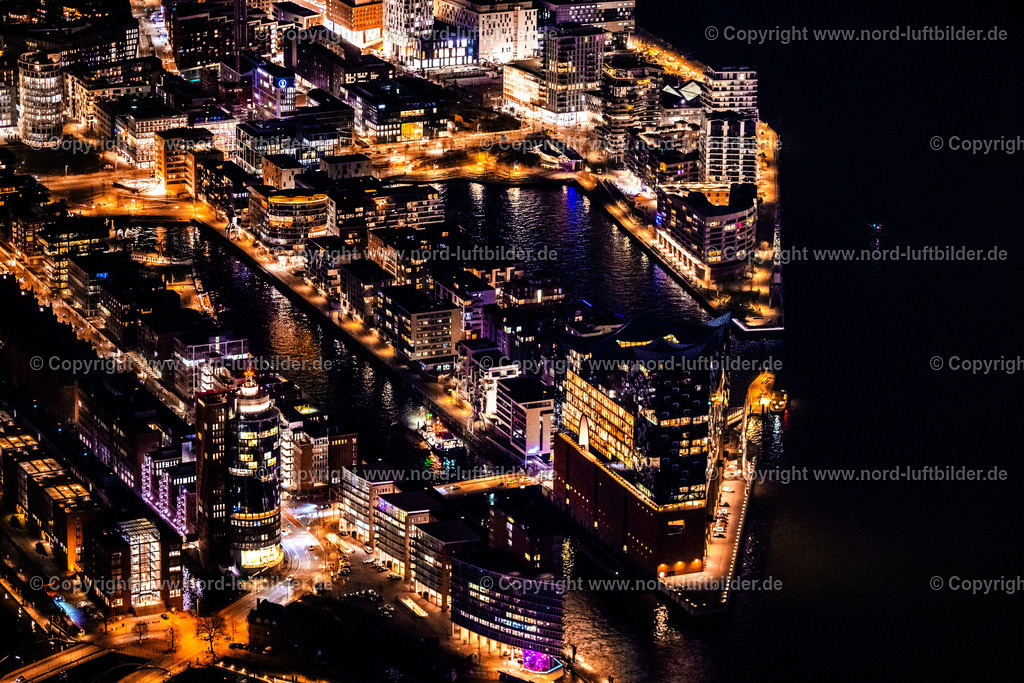 Hamburg_Elbphilharmonie_Nachtaufnahme_ELS_7585060325 | HAMBURG 06.03.2025 Nacht- Lichter und Beleuchtung Elbphilharmonie am Ufer der Elbe am Platz der Deutschen Einheit in Hamburg. Das Konzerthaus- Gebäude im Stadtteil Hamburg-HafenCity befindet sich am Ufer der Elbe der Hansestadt. Weiterführende Informationen bei: HOCHTIEF Aktiengesellschaft AG,  HamburgMusik gGmbH,  ReGe Hamburg Projekt-Realisierungsgesellschaft mbH. // Night lighting the Elbe Philharmonic Hall on the river bank of the Elbe on place Platz der Deutschen Einheit in Hamburg. Further information at: HOCHTIEF Aktiengesellschaft AG,  HamburgMusik gGmbH,  ReGe Hamburg Projekt-Realisierungsgesellschaft mbH. Foto: Martin Elsen