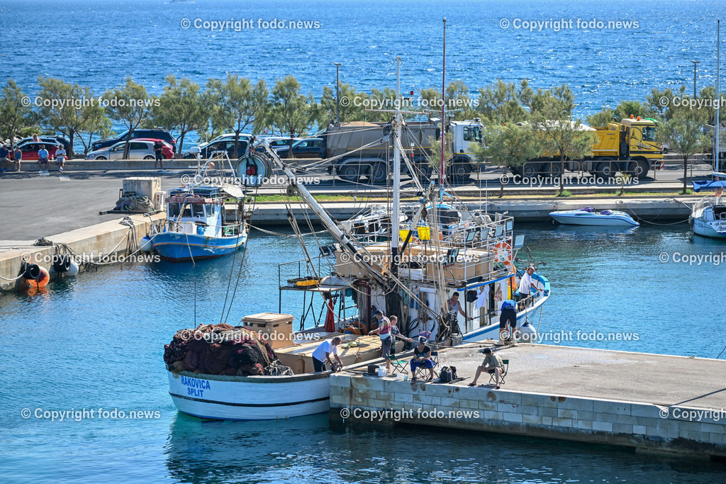 Kroatien_ Brac_ Insel in Dalmatien_ Supetar_ 21.07.2025-8 | 21.07.2025, Kroatien, HRV, Brac, Insel in Dalmatien, Supetar im Bild Themenbild, Supetar, Stadt in der Gespanschaft Split-Dalmatien auf der Insel Brac, Hafen, Hafeneinfahrt, Boote, Fischerboot, Feature, Symbolbild