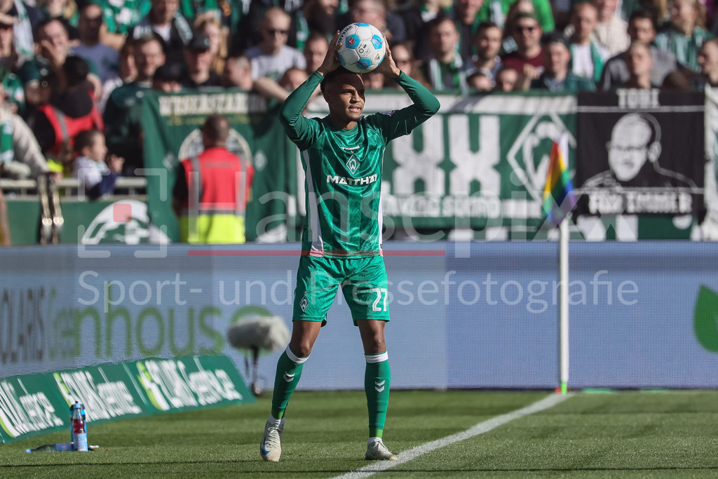 Fussball, Bundesliga, SV Werder Bremen - SC Freiburg | v.li.: Felix Agu (SV Werder Bremen, 27) beim Einwurf, Aktion, Action, Spielszene, DIE DFL-RICHTLINIEN UNTERSAGEN JEGLICHE NUTZUNG VON FOTOS ALS SEQUENZBILDER UND/ODER VIDEOÄHNLICHE FOTOSTRECKEN. DFL REGULATIONS PROHIBIT ANY USE OF PHOTOGRAPHS AS IMAGE SEQUENCES AND/OR QUASI-VIDEO.