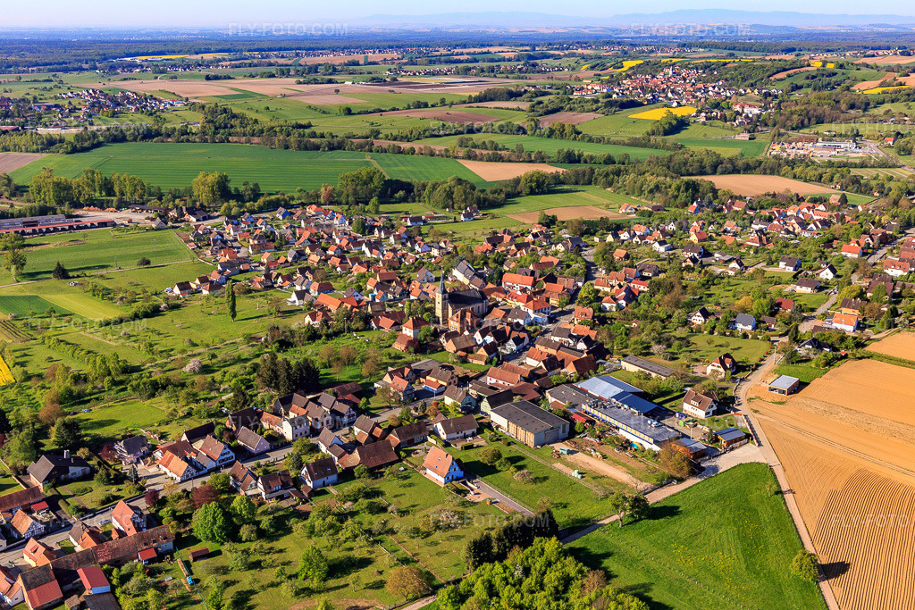 Aerial view: View of the town from the northeast in Gunstett in the state Bas-Rhin, France. – Photo: IMG_099359.jpg taken on 04/30/2017 by Werner Riehm/FLY-FOTO.com – Resolution of the original: 5472 x 3648 px