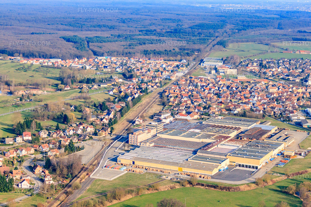 Aerial view: Rue de la Gare industrial area with De Dietrich Thermique in Mertzwiller in the state Bas-Rhin, France. – Photo: IMG_38681.jpg taken on 03/20/2011 by Werner Riehm/FLY-FOTO.com – Resolution of the original: 4752 x 3168 px – De Dietrich Thermique : Chaudière, pompe à chaleur, chauffage solaire